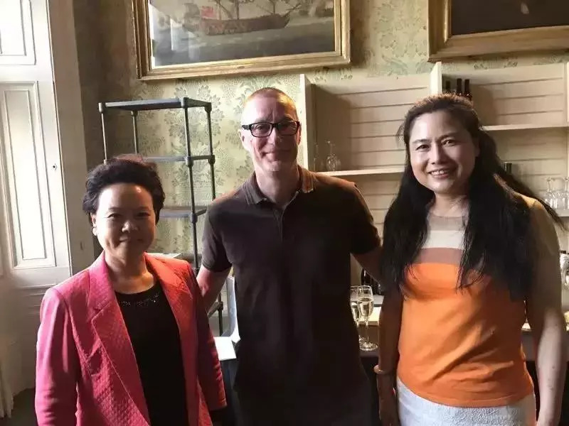 浙江省貿(mào)促會(huì)吳桂英會(huì)長、英國諾丁漢郡政府首席執(zhí)行官安東尼·梅先生與陶曉鶯董事長親切交談.jpg