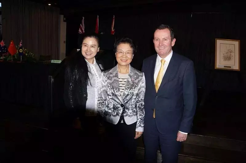 省政協(xié)主席喬傳秀（中）、澳大利亞西澳州州長Mark McGowan（右）與陶曉鶯董事長（左）在經(jīng)貿(mào)交流會(huì)上親切交流.jpg